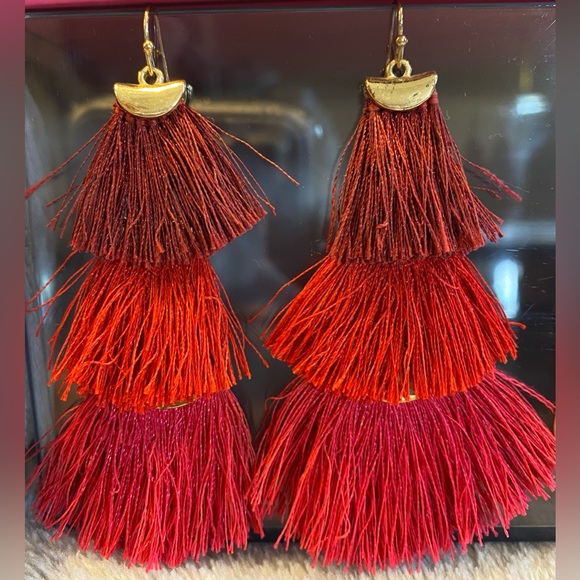 10 pair of lightweight dangle earrings. - Picture 7 of 11